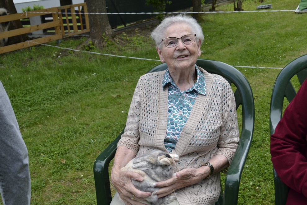 Frau mit Hase