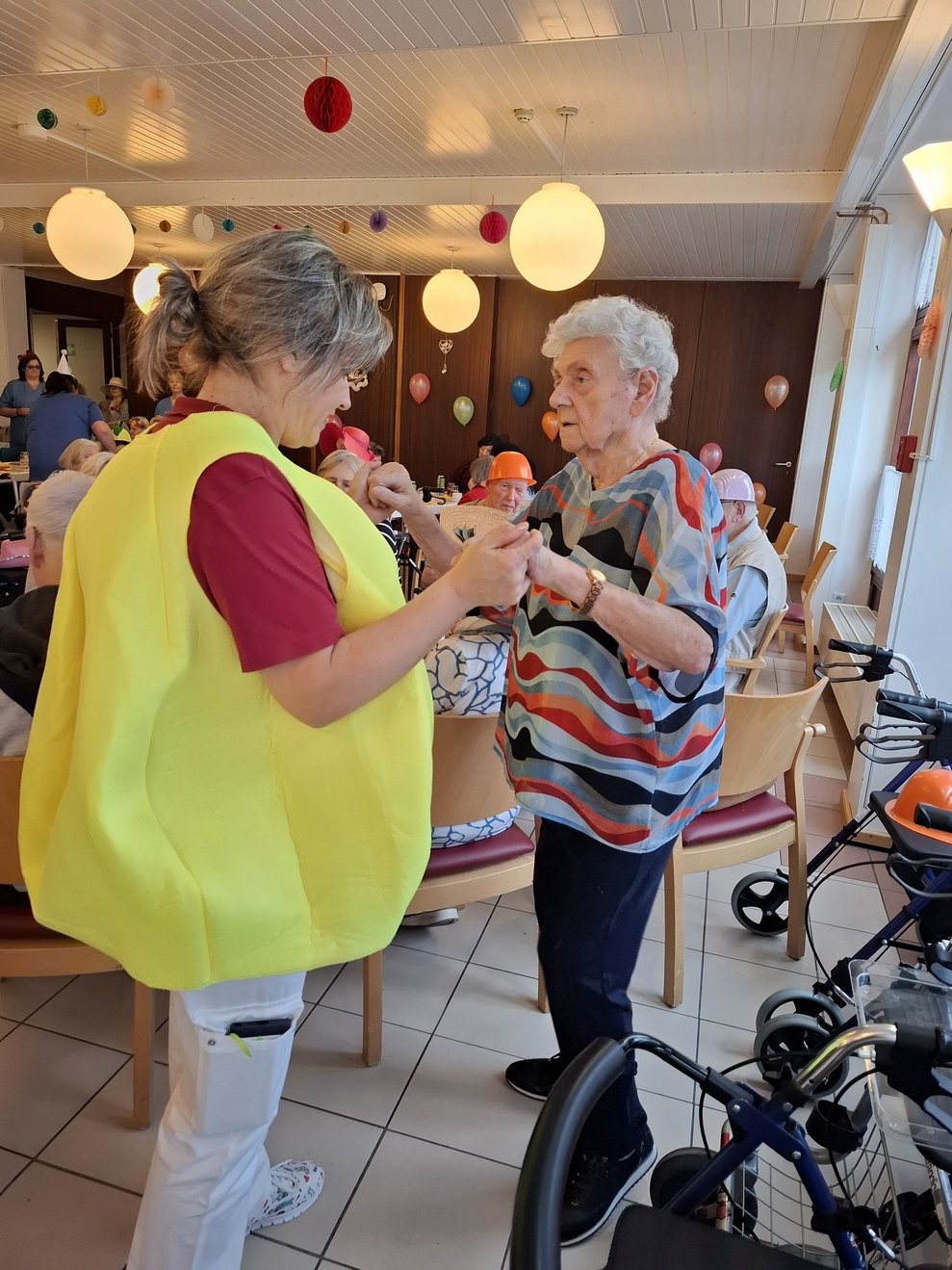 Pflegeassistentin Cami als Zitrone verkleidet.