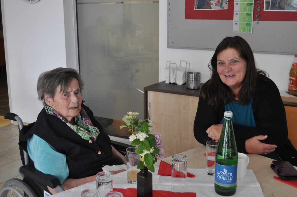 zwei Damen bei Tisch