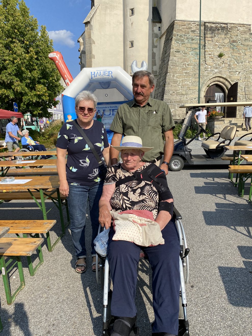Frau Zimmermann kommt gemeinsam mit Tochter und Schwiegersohn.