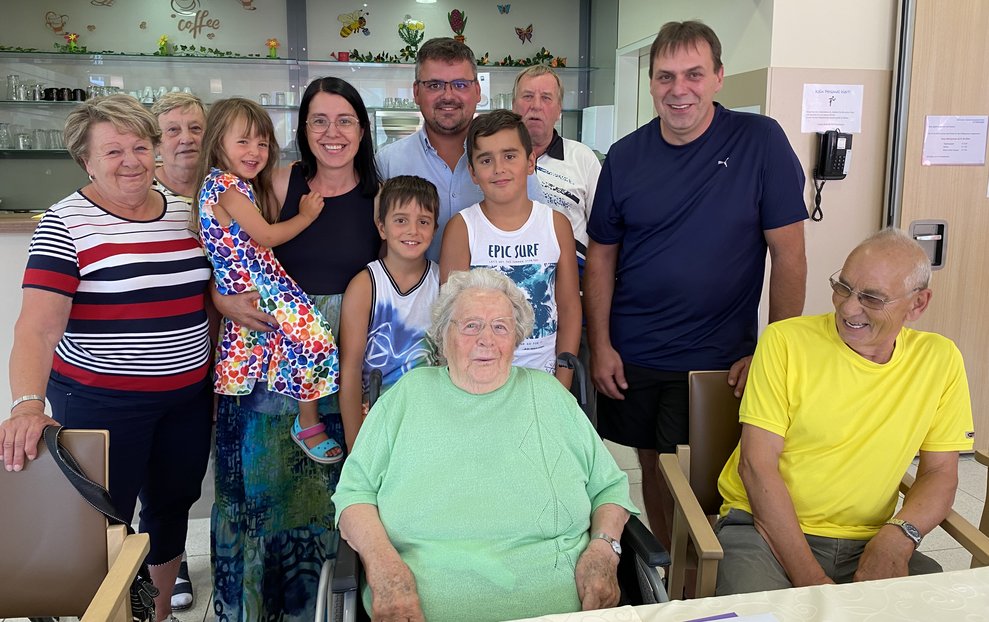 Frau Proll feierte ebenfalls ihren 93. Geburtstag und genoss die Feier im Kreise ihre Familie sehr.