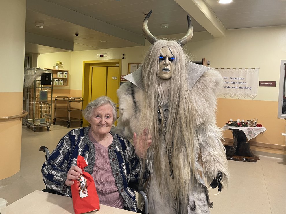 Eine Frau mit Nikolo.