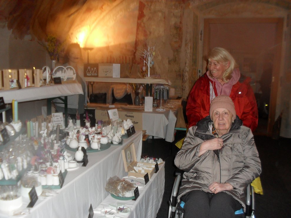 Bewohnerin am Ostermarkt im Schloss Vösendorf.