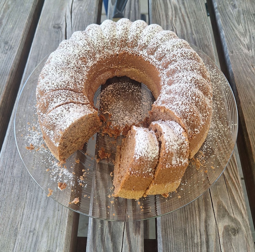 In der wohlverdienten Pause lassen wir uns alle diesen Gugelhupf schmecken.