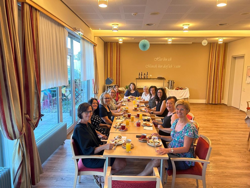 Einige Personen bei Tisch
