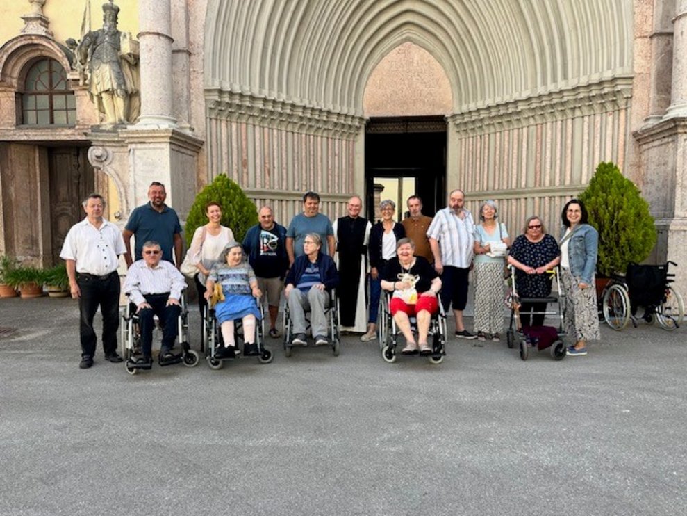 Gruppenfoto von Bewohnerinnen und Bewohnern, das Team des PBZ Türnitz und Dechant Pirngruber