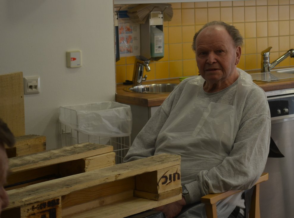Bewohner beim Streichen