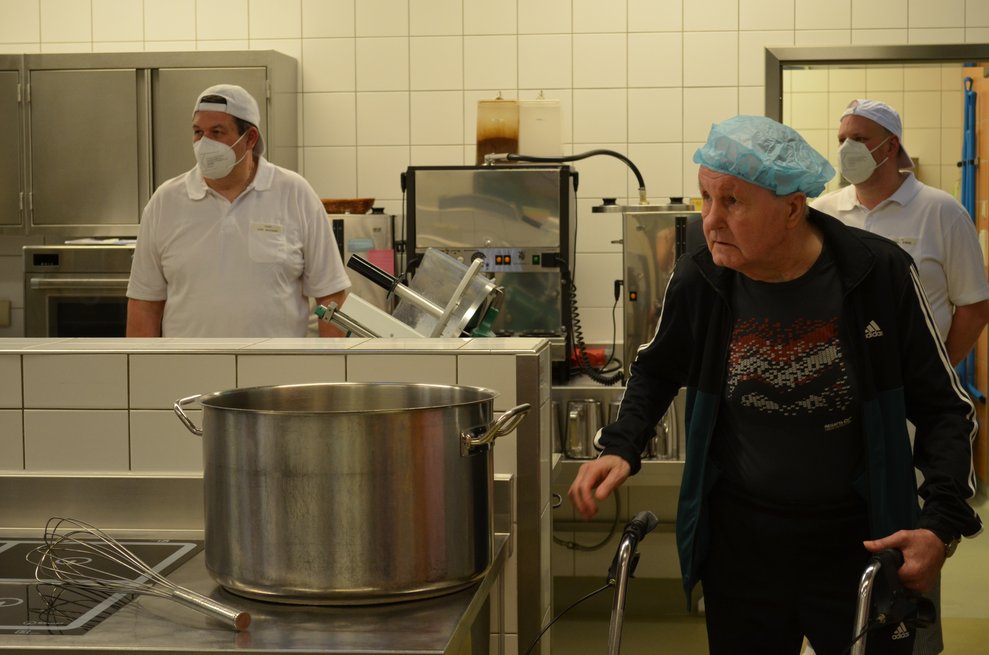 Bewohner mit Küchenteam