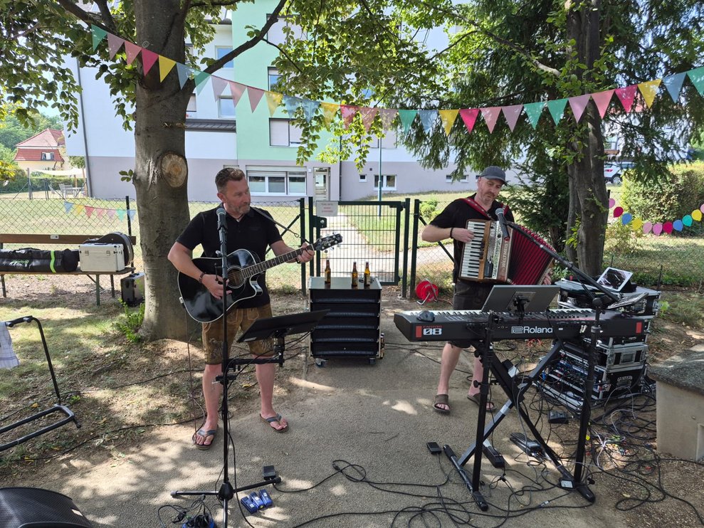 Liveband zwei Männer mit Instrumenten.