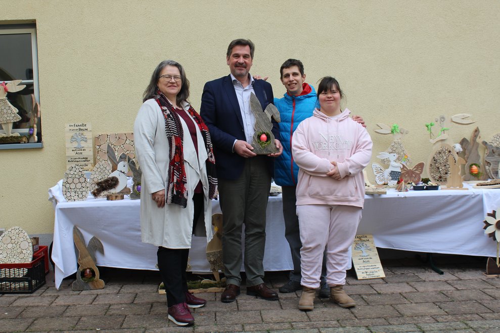 Vier Personen stehen nebeneinander.
