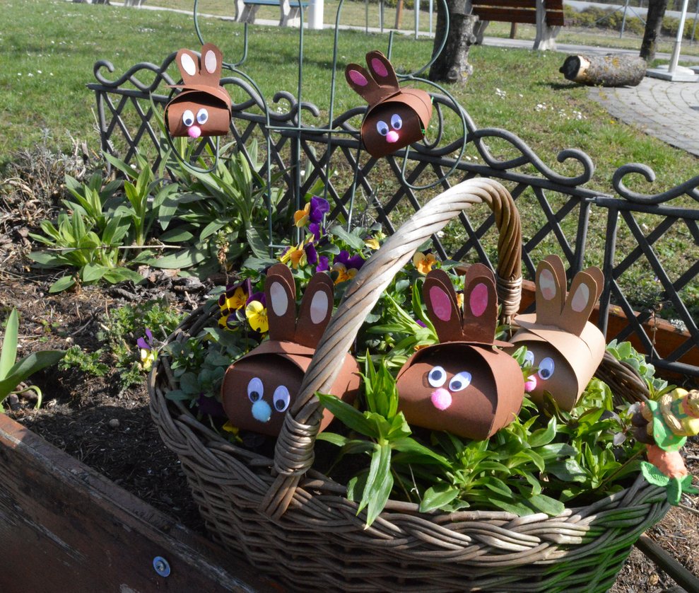 Papierosterhasen im Garten.
