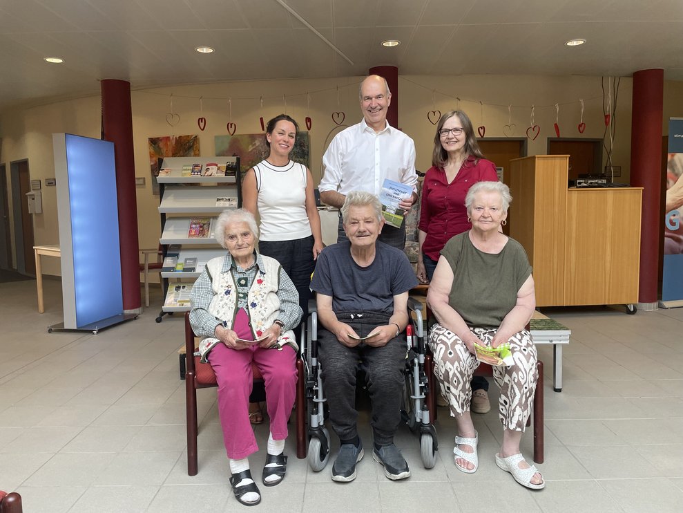 Gruppenbild bei de Lesung. 