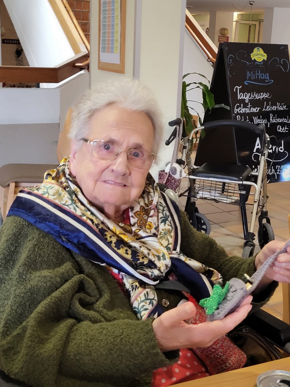 Frau G. freut sich über das kleine Geschenk.