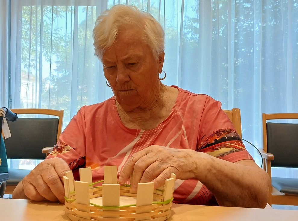 Frau beim Korbflechten