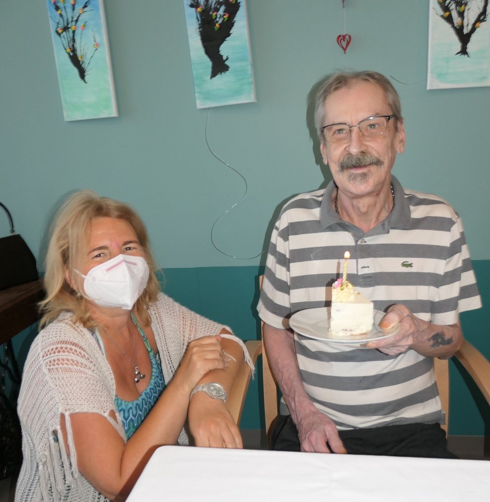 Eine Frau und ein Mann mit einem Stück Torte.