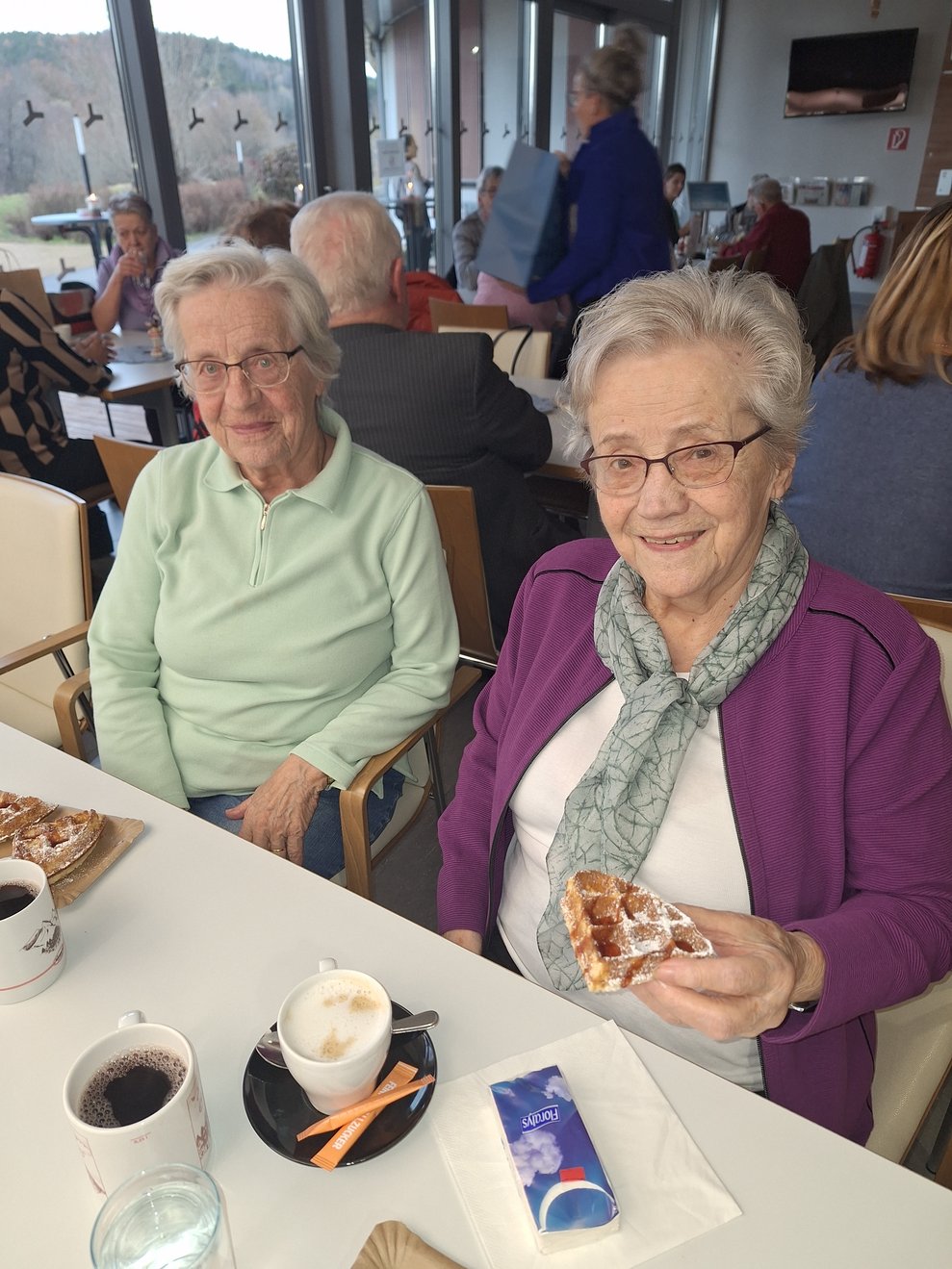 Jetzt wird es langsam Kaffeezeit. Dazu gibt es frisch zubereitete Waffeln mit Erdbeersauce.