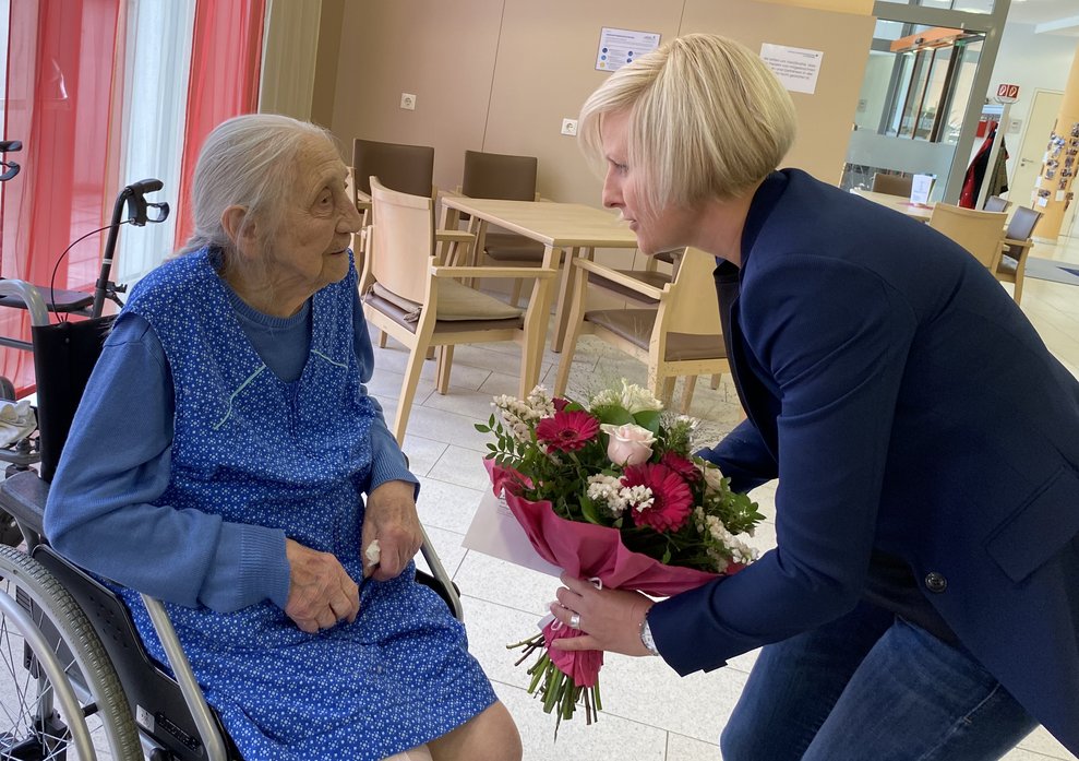 Frau Kainz freut sich über die Glückwünsche zu ihrem 95. Geburtstag...