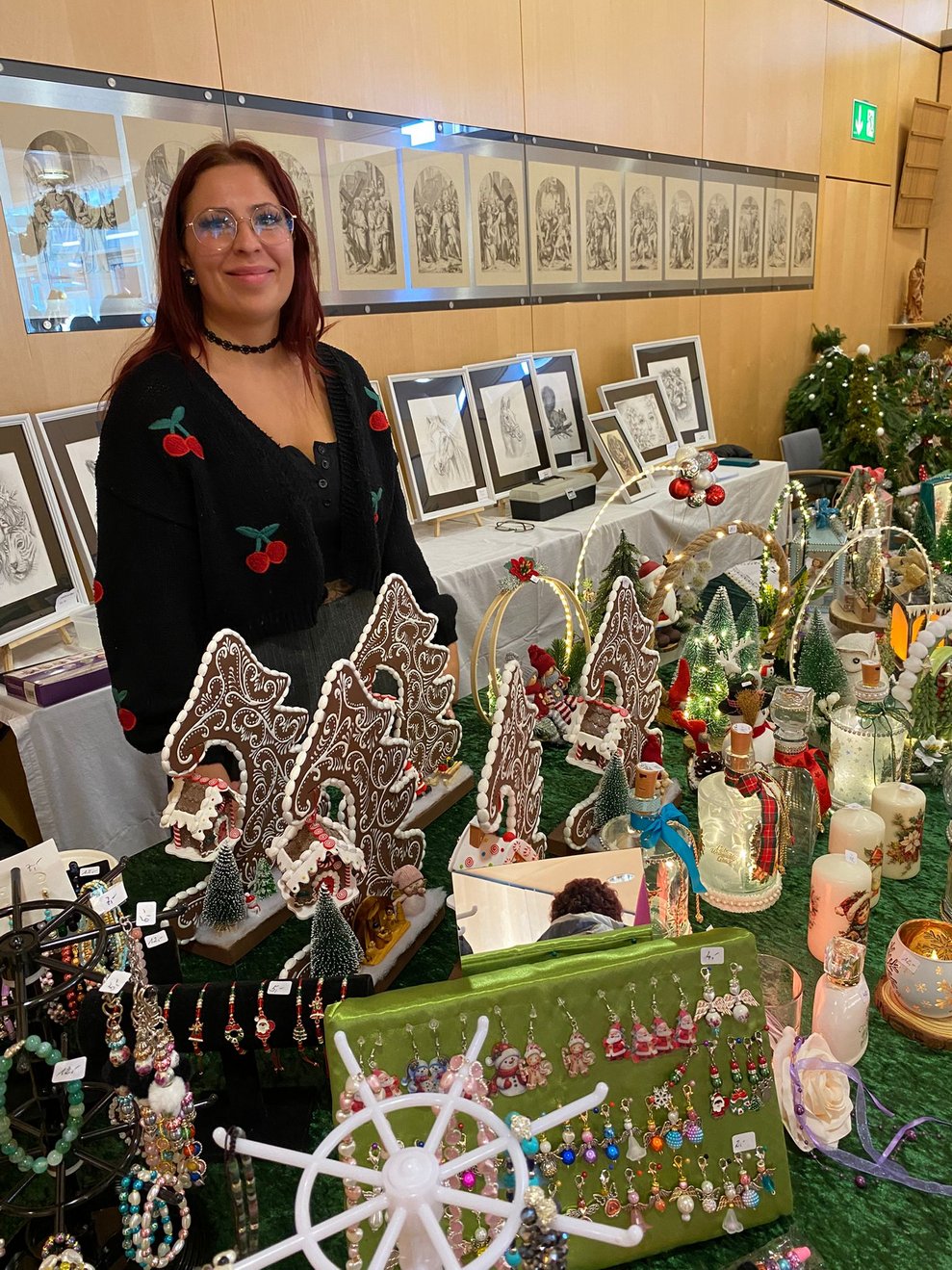 Dame vor ihrem Stand mit verschiedene Weihnachtsdekorationen 