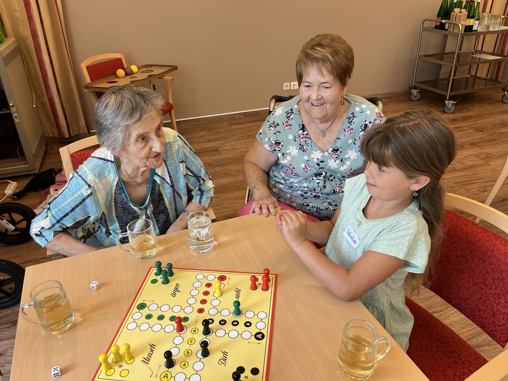 Bewohnerinnen und Kinder beim Brettspiel Mensch ärgere dich nicht