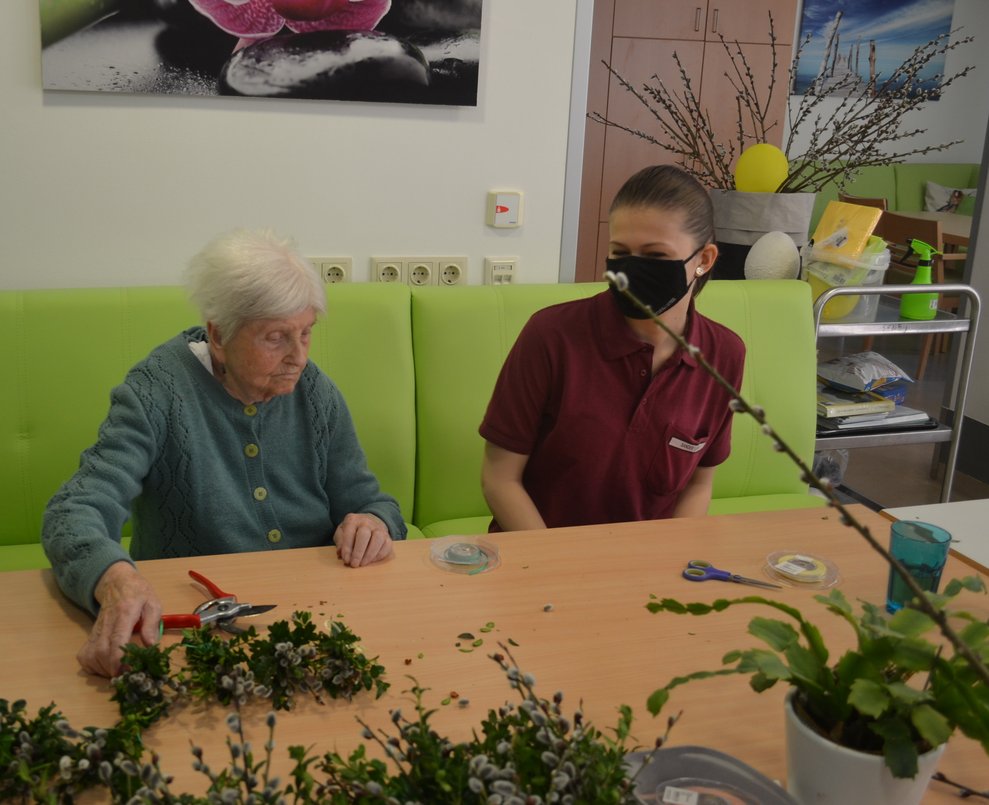 Bewohnerin mit Mitarbeiterin
