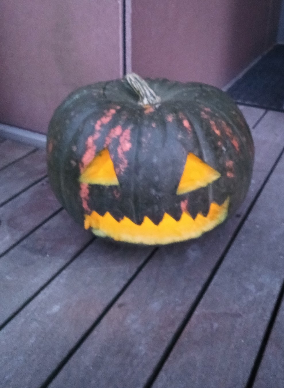 Ein passender Platz ist schnell gefunden und ein Hauch von Halloween macht sich breit.