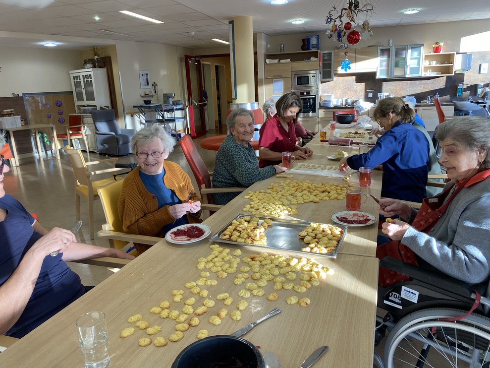 ...elf verschiedene Sorten Kekse gebacken.