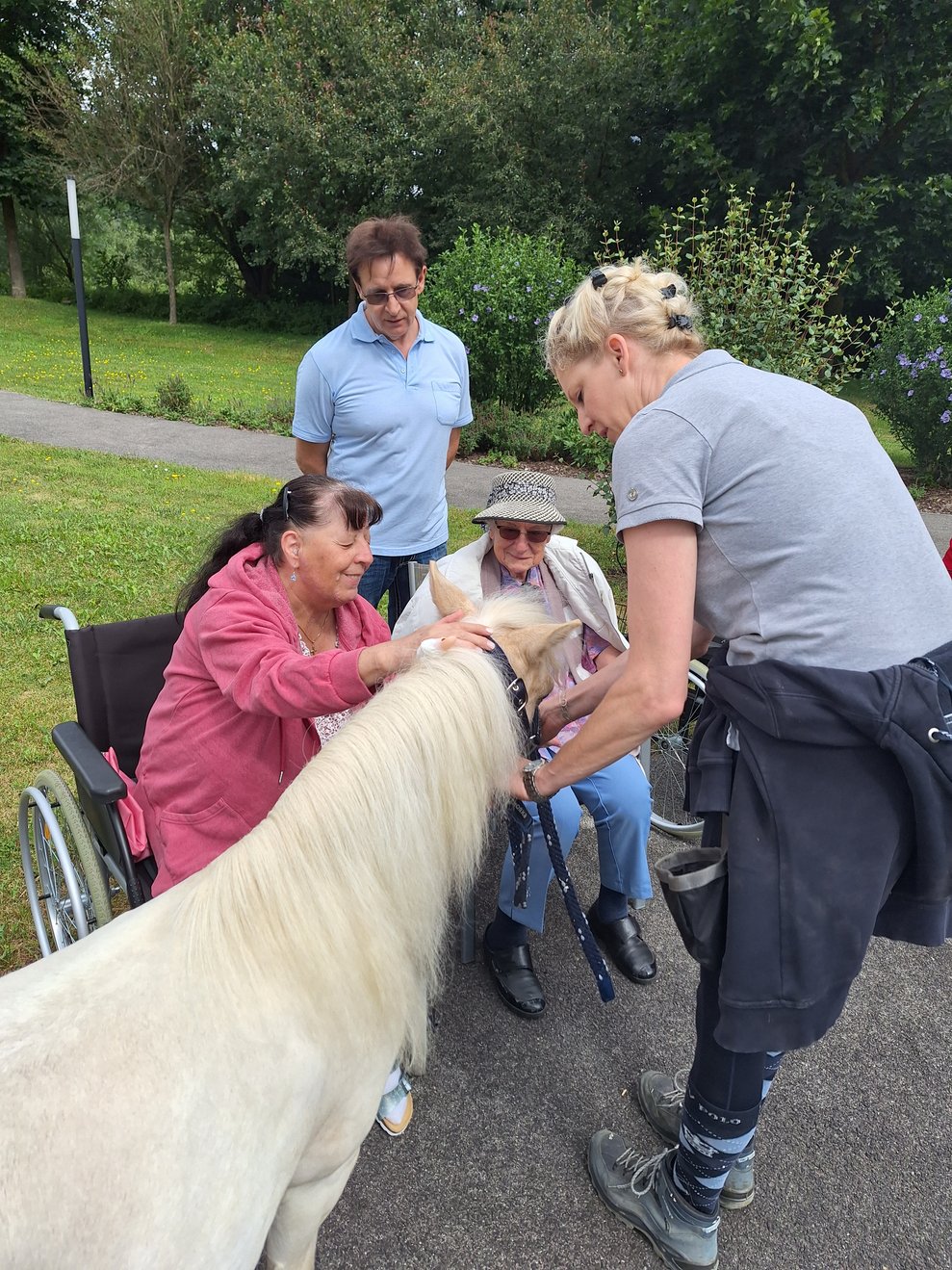 Während Frau Kobermann Joy durch die Mähne "wuschelt" kommt auch unser Reinigungsleiter kurz vorbei um zu schauen, was sich denn da heute im Garten tut.
