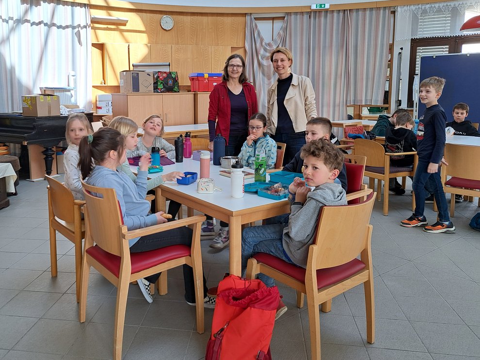 Gruppenfoto der Kinder mit Lehrerin. 