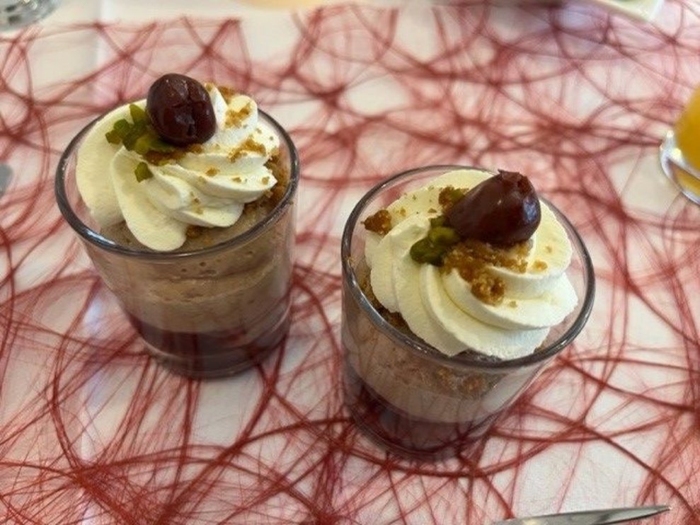 Und die fulminante Nachspeise - Lebkuchen Mousse auf Glühweinkirschen.