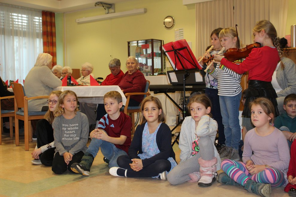 die Kinder spielen uns auf Flöte und Geige ein Lied vor