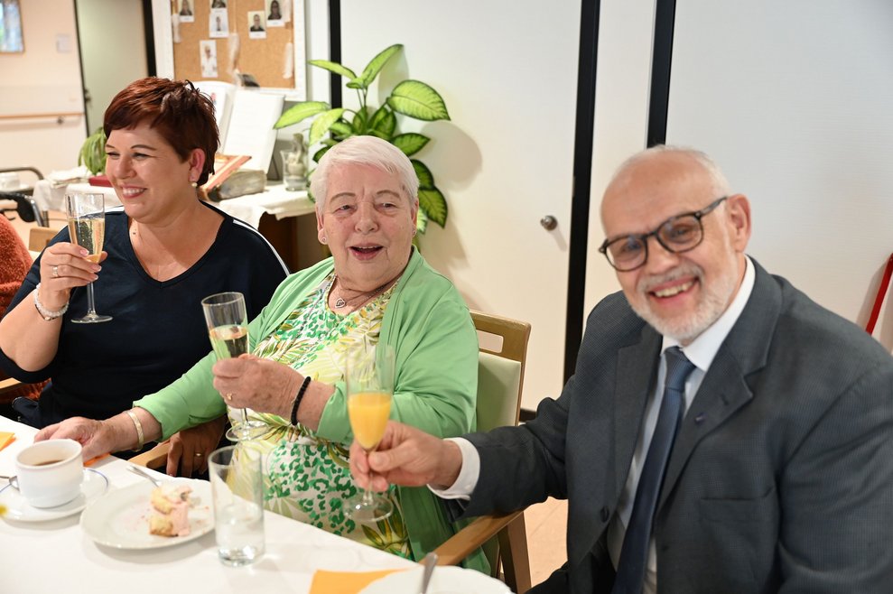 ...und stoßt mit ihnen gerne auf ihren besonderen Geburtstag an.