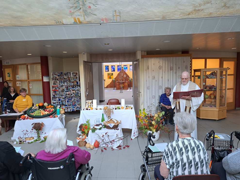 Der Pfarrer liest das Evangelium.