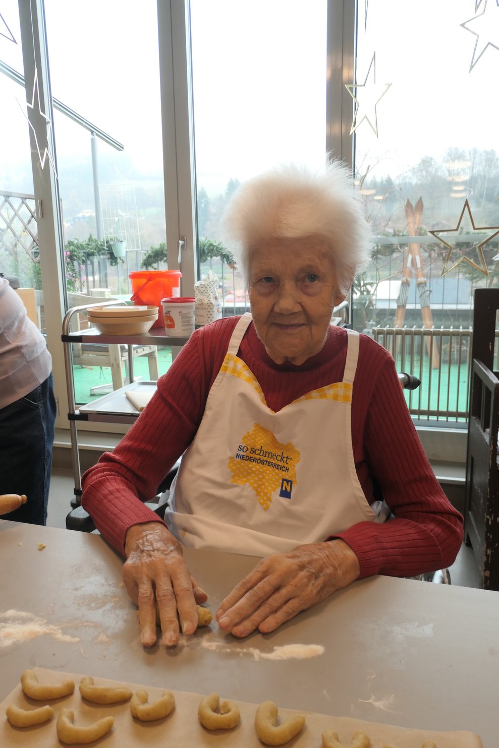 Eine Dame beim Vanillekipferl wuzeln.