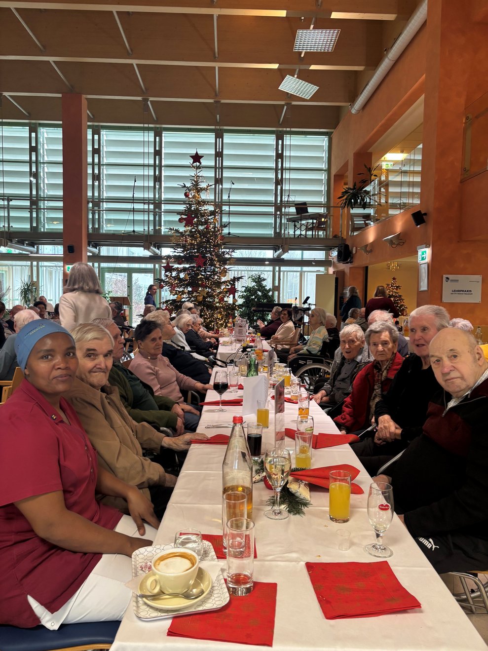 Eine Gruppe an Menschen, die Weihnachten feiern!