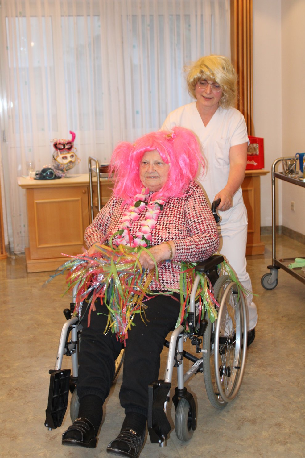 Mitarbeiterin mit Bewohnerin