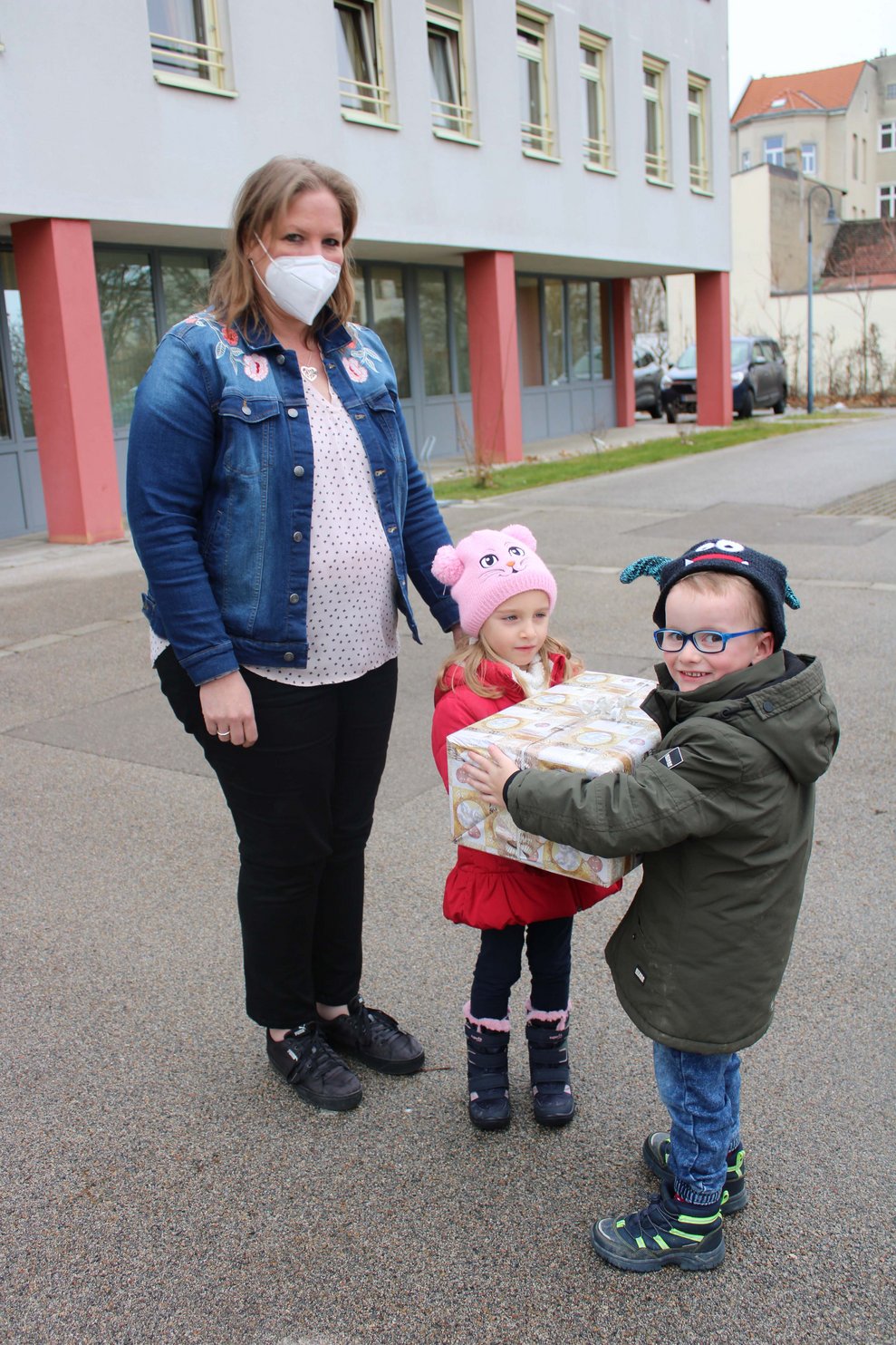 Kindergarten - Kinder übergeben Gebasteltes