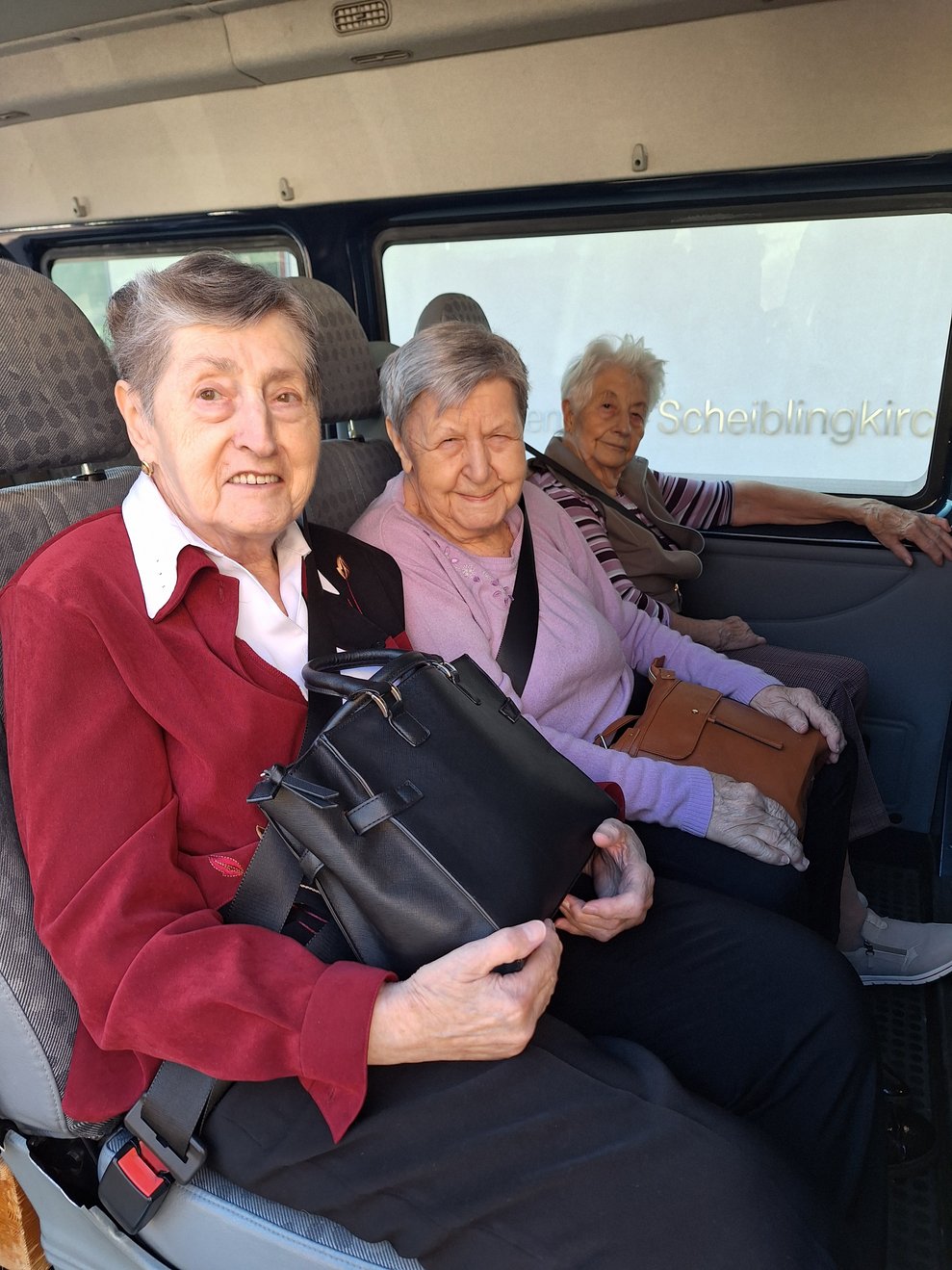 Frau Ecker, Frau Heissenberger und Frau Höller freuen sich schon sichtlich auf den Ausflug nach Neunkirchen.