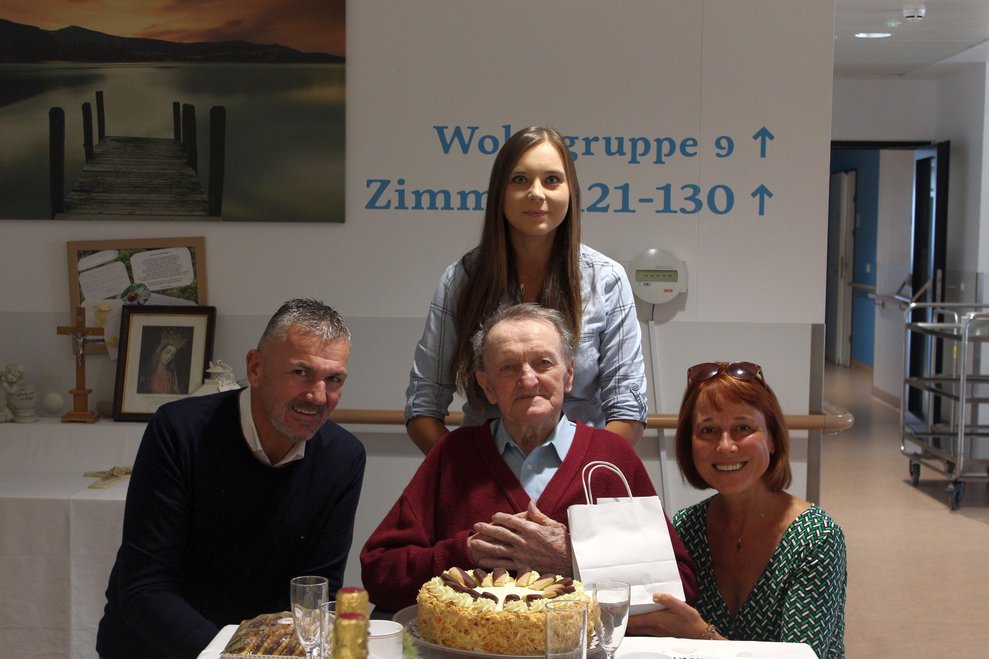 Natürlich darf ein Erinnerungsfoto an den besonderen Geburtstag nicht fehlen.