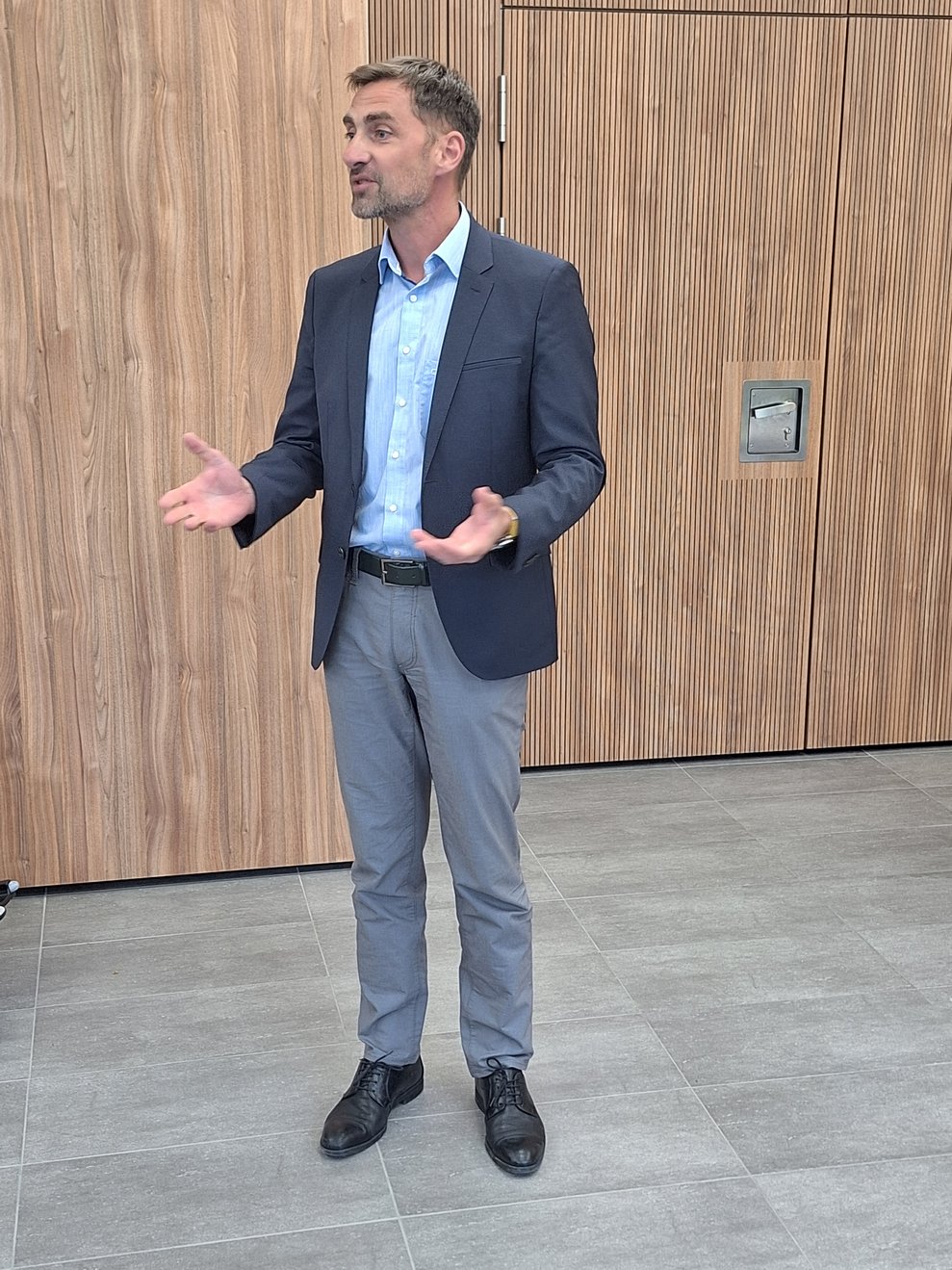 Unser stv. Kaufm. Direktor Klaus Neubauer begrüßt alle Anwesenden mit sehr herzlichen Worten.