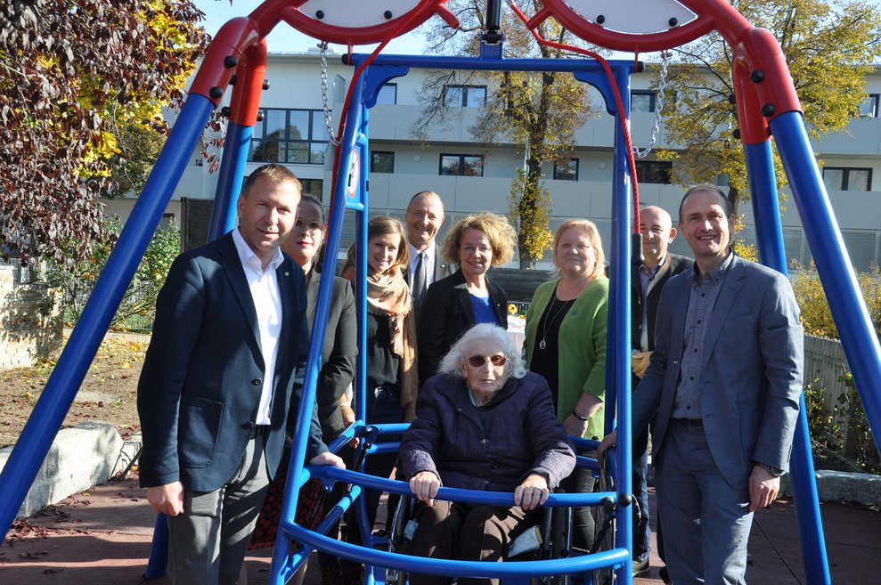 Eröffnung der Rollstuhl- Schaukel