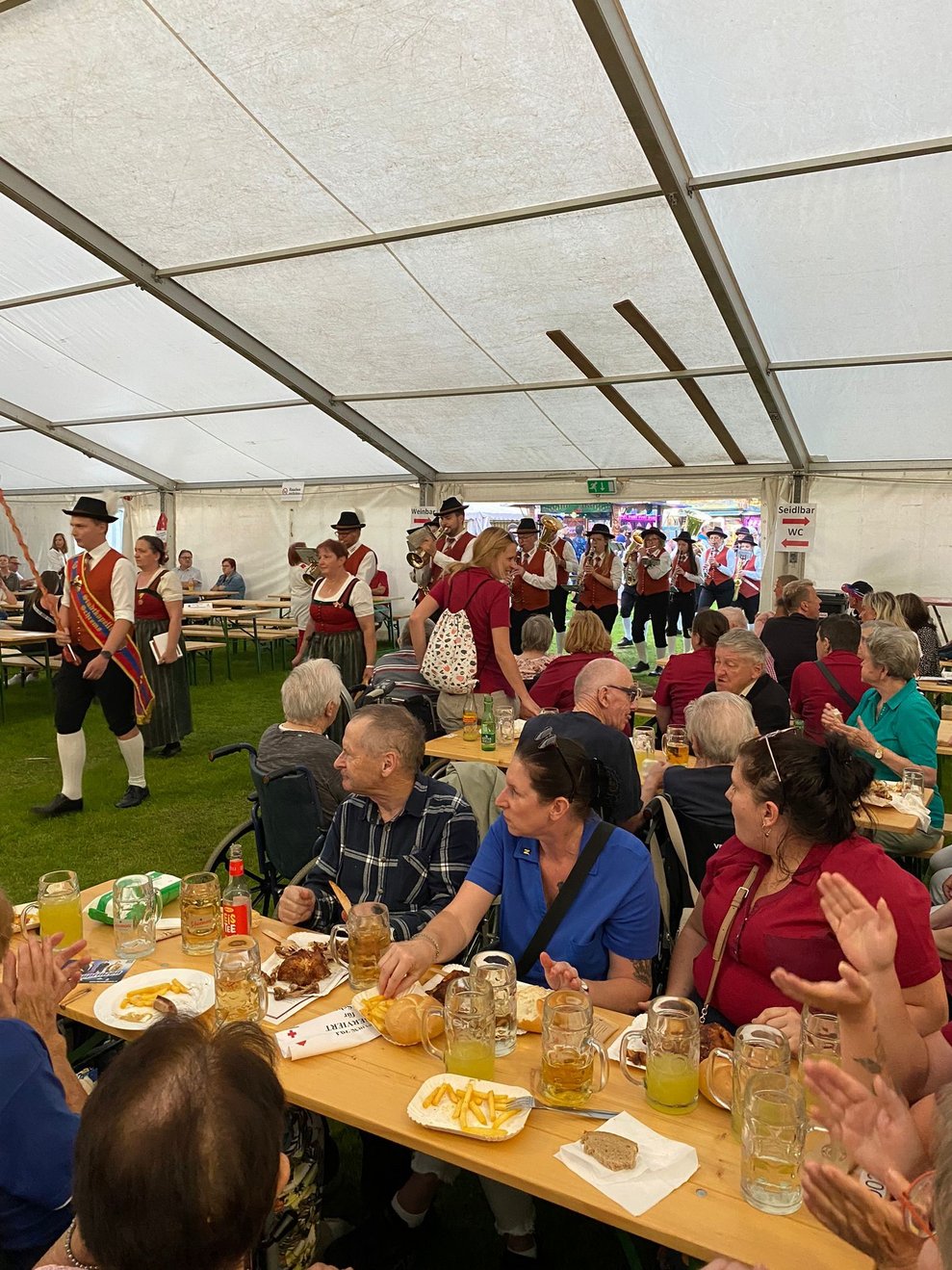 beim Einzug ins Festzelt