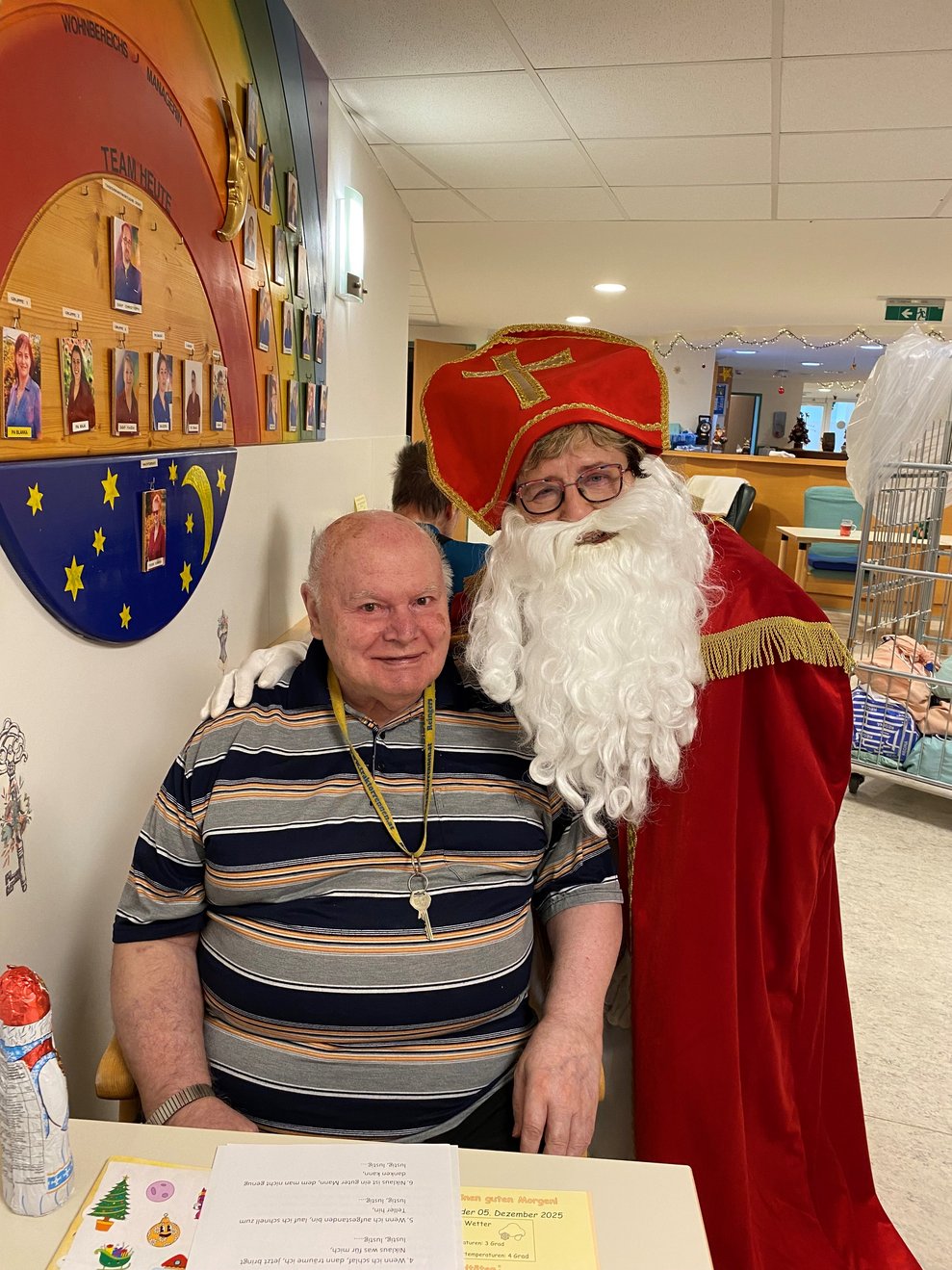 Bewohner freut sich ebenfalls über den Besuch vom Nikolaus