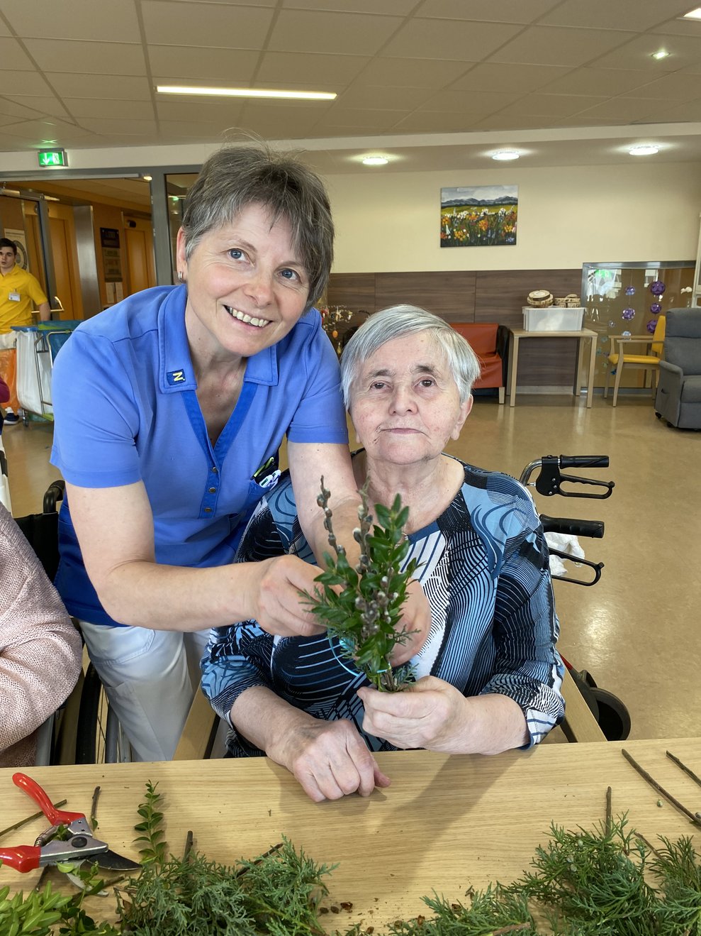 Managerin Ehrenamt und Alltagsbegleitung Marthaunterstützt Frau Sprinzl.