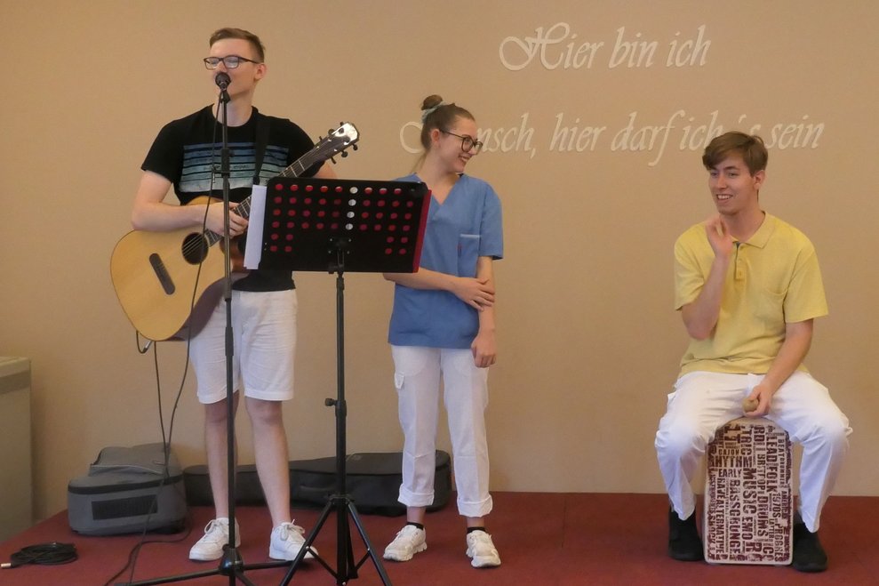 Tobi, FSJ Franziska und Praktikant Jonas auf der Bühne.