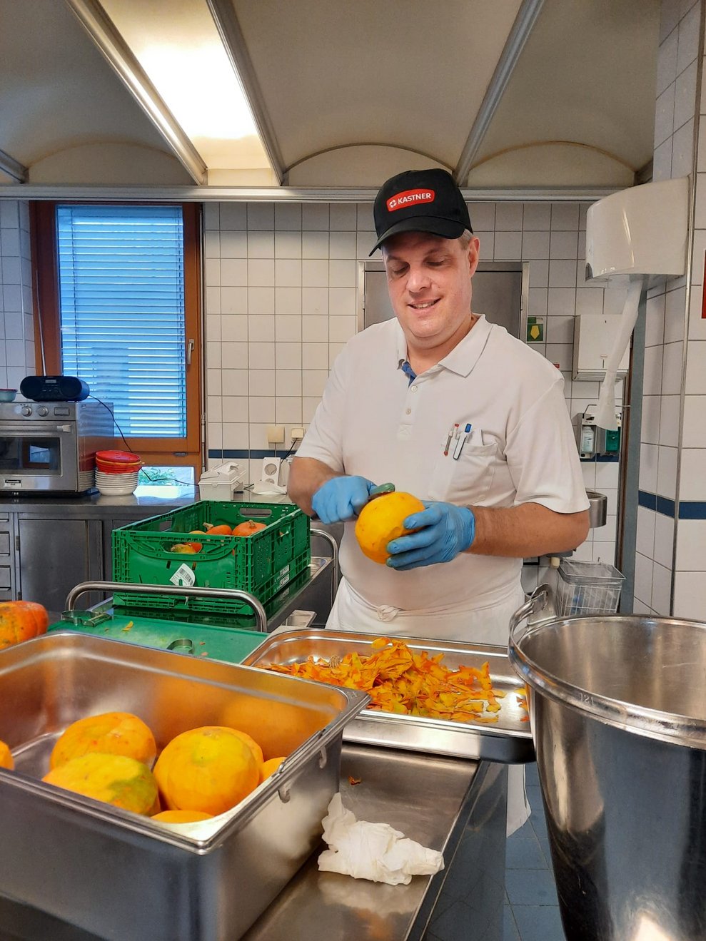 Herr Wenko, unser Koch, bei den umfangreichen Vorbereitungen ..