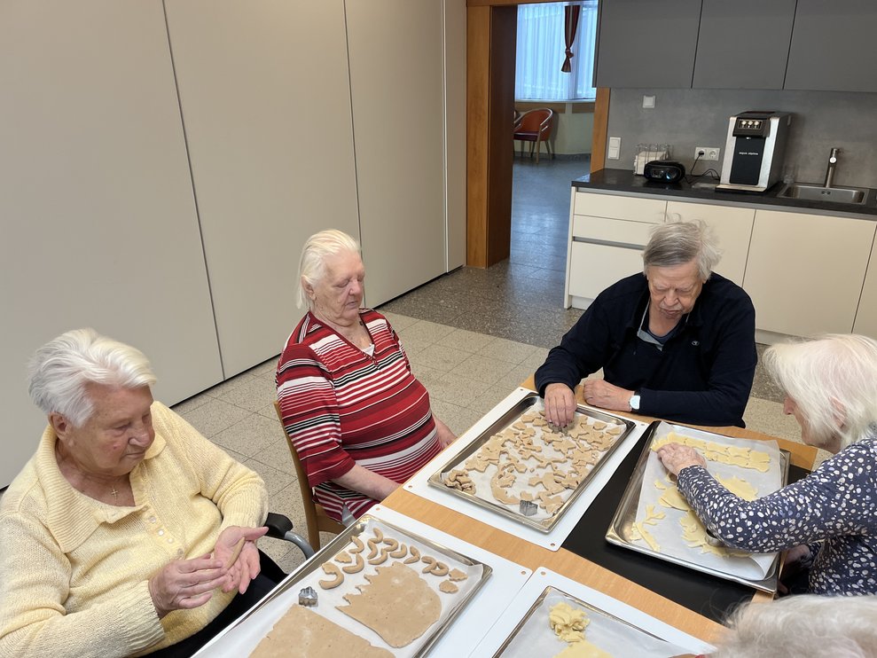 Menschen backen Kekse