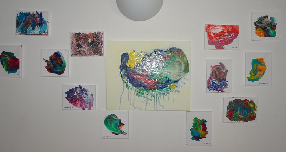 Kunstwerke hängen an der Wand.