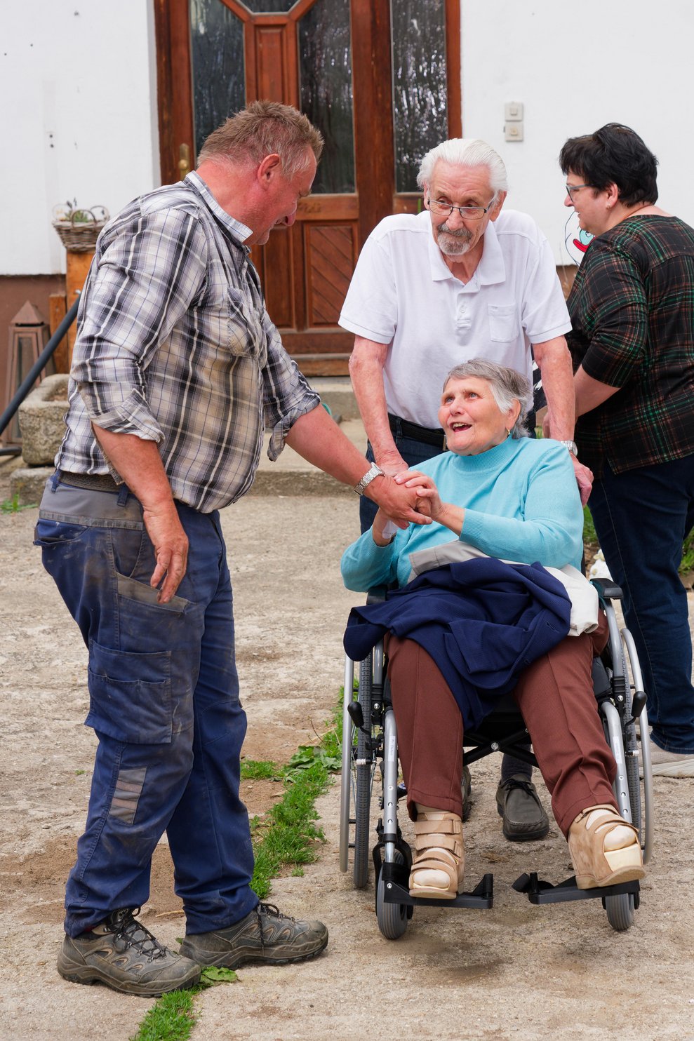 Zwei Männer und eine Frau.