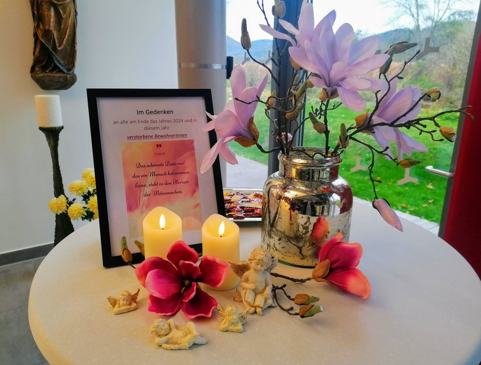 Die liebevoll dekorierte Kapelle erwartet die Besucher und Besucherinnen dieses besonderen Gottesdienstes.