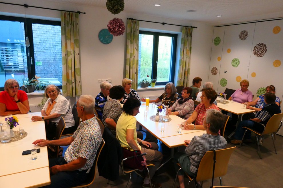 Einige Personen bei Tisch.